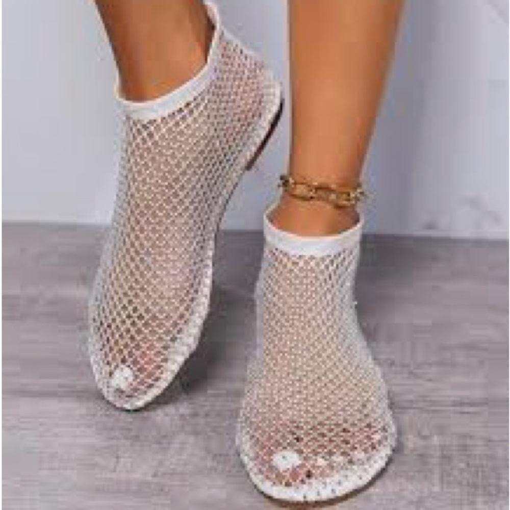 White Mesh And Rhinestone Flat Sandals. Size 42